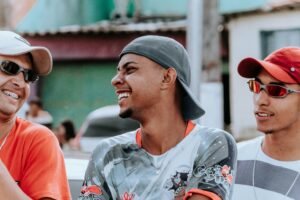 Jovens de periferia curtindo o baile funk